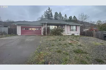 1023 NE Primrose Pl, Grants Pass, OR 97526 - Photo 1