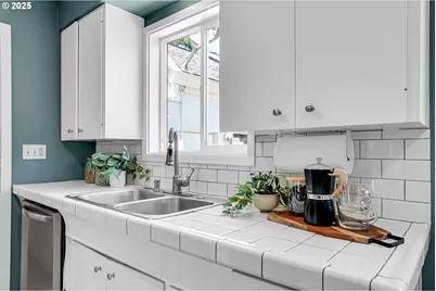 8913 N Seneca St, Portland, OR 97203 - Photo 12