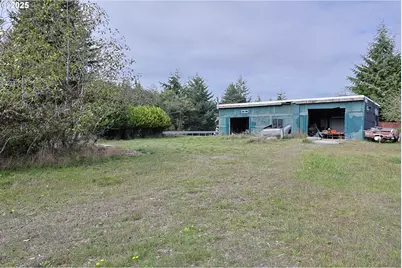 565 Lindy Ln, Coos Bay, OR 97420 - Photo 16