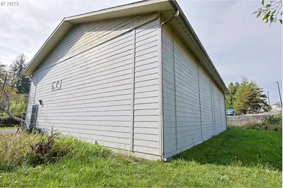 565 Lindy Ln, Coos Bay, OR 97420 - Photo 4