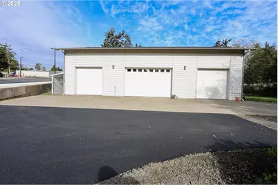 565 Lindy Ln, Coos Bay, OR 97420 - Photo 2