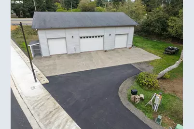 565 Lindy Ln, Coos Bay, OR 97420 - Photo 8