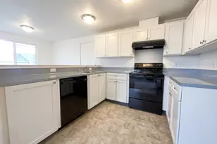 1108 NE Tamera Ln, Portland, OR 97220 - Photo 2