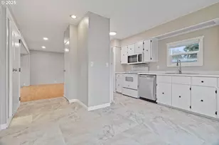 570 N 10th St, Cornelius, OR 97113 - Photo 6