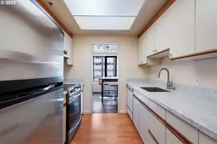 2245 SW Park Pl, Portland, OR 97205 - Photo 26
