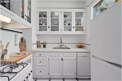 1631 NW Everett St #208, Portland, OR 97209 - Photo 4