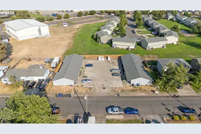 351 40th St, Springfield, OR 97478 - Photo 2