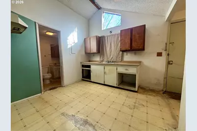 1860 W 12th Ave, Eugene, OR 97402 - Photo 10