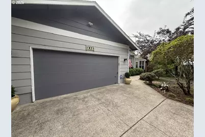 240 11th St, Florence, OR 97439 - Photo 6