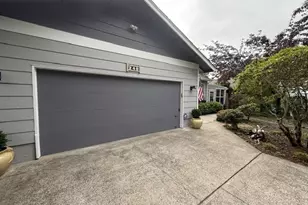 240 11th St, Florence, OR 97439 - Photo 6