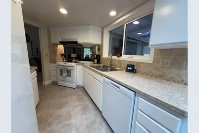 240 11th St, Florence, OR 97439 - Photo 24