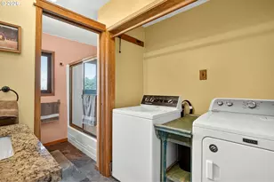 4460 Riordan Hill Dr, Hood River, OR 97031 - Photo 16