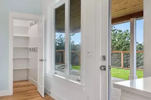 32996 Pacific Bellevue Ln, Warrenton, OR 97146 - Photo 10