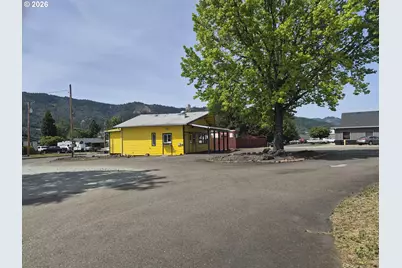 260 Mountain View Ave, Myrtle Creek, OR 97457 - Photo 14