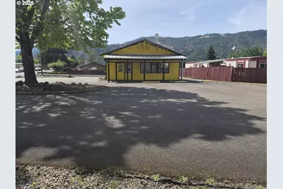 260 Mountain View Ave, Myrtle Creek, OR 97457 - Photo 1