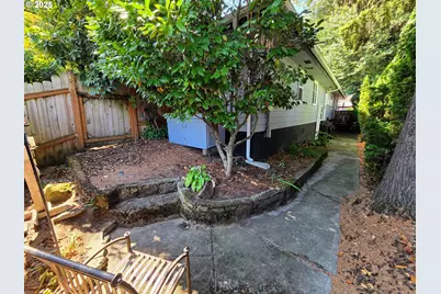 10121 NE Shaver St, Maywood Park, OR 97220 - Photo 42
