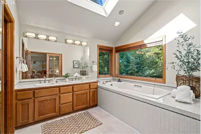 6011 SW Knightsbridge Dr, Portland, OR 97219 - Photo 28
