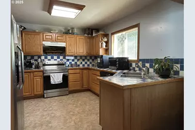 162 Spicer St, Elkton, OR 97436 - Photo 10