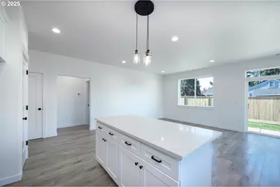 306 19th St, Springfield, OR 97477 - Photo 10