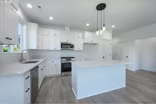 306 19th St, Springfield, OR 97477 - Photo 6