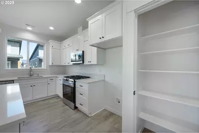 306 19th St, Springfield, OR 97477 - Photo 32