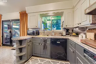 10311 NE Russell Ct, Portland, OR 97220 - Photo 12