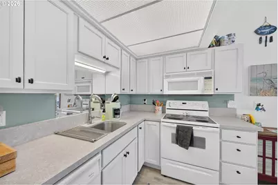 94304 Wedderburn Loop #427, Gold Beach, OR 97444 - Photo 8
