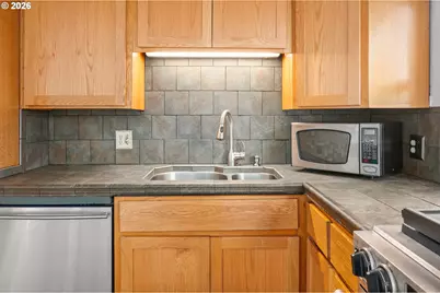 1995 J St, Springfield, OR 97477 - Photo 10