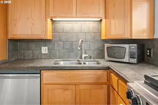 1995 J St, Springfield, OR 97477 - Photo 10