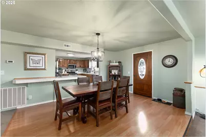 2104 NW Calkins Ave, Roseburg, OR 97471 - Photo 8