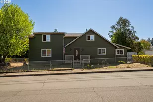2104 NW Calkins Ave, Roseburg, OR 97471 - Photo 2
