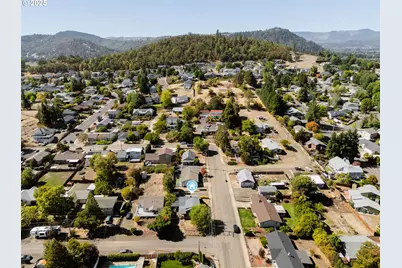 2104 NW Calkins Ave, Roseburg, OR 97471 - Photo 44