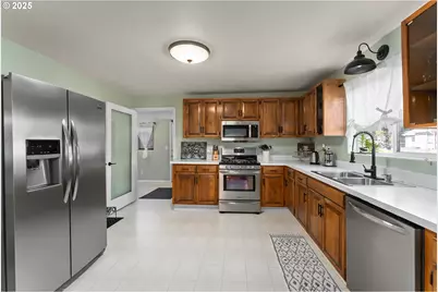 2104 NW Calkins Ave, Roseburg, OR 97471 - Photo 12