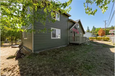 2104 NW Calkins Ave, Roseburg, OR 97471 - Photo 4
