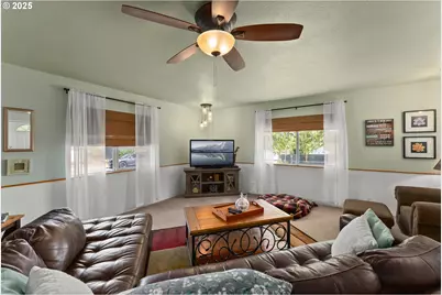 2104 NW Calkins Ave, Roseburg, OR 97471 - Photo 6