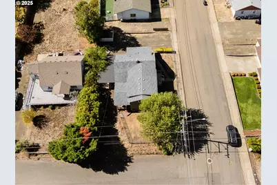2104 NW Calkins Ave, Roseburg, OR 97471 - Photo 40