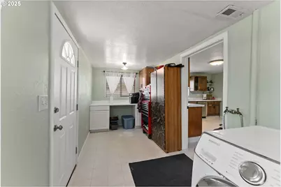 2104 NW Calkins Ave, Roseburg, OR 97471 - Photo 16