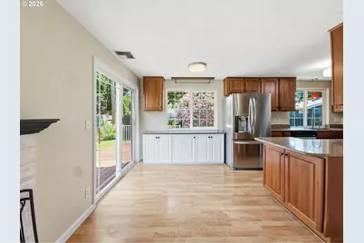 1040 Martha Ct, Eugene, OR 97401 - Photo 8