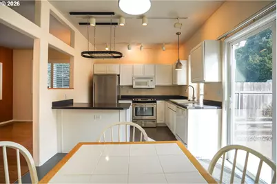 9348 SW Sutton Pl, Tigard, OR 97223 - Photo 12