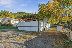 541 Mont St, Canyonville, OR 97417 - Photo 2
