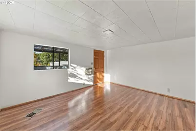 541 Mont St, Canyonville, OR 97417 - Photo 8