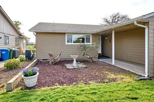 2056 King Way, Woodburn, OR 97071 - Photo 2