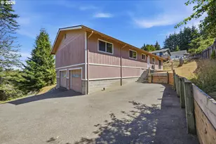 740 H St, Coos Bay, OR 97420 - Photo 2