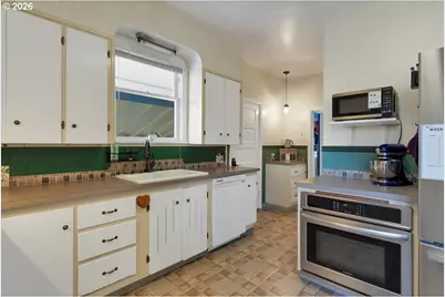 633 SE Ash St, Dallas, OR 97338 - Photo 10