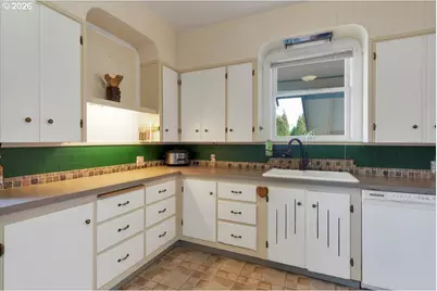 633 SE Ash St, Dallas, OR 97338 - Photo 12