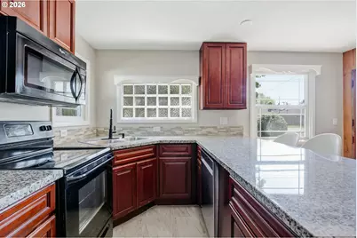 2415 SE 84th Ave, Portland, OR 97216 - Photo 8