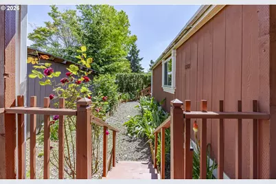 1400 Candlelight Dr #175, Eugene, OR 97402 - Photo 28