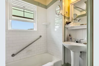 847 Exchange St, Astoria, OR 97103 - Photo 44