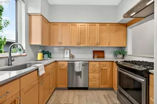 2024 SW Howards Way, Portland, OR 97201 - Photo 12