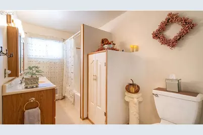 11726 SE Oak St, Portland, OR 97216 - Photo 10